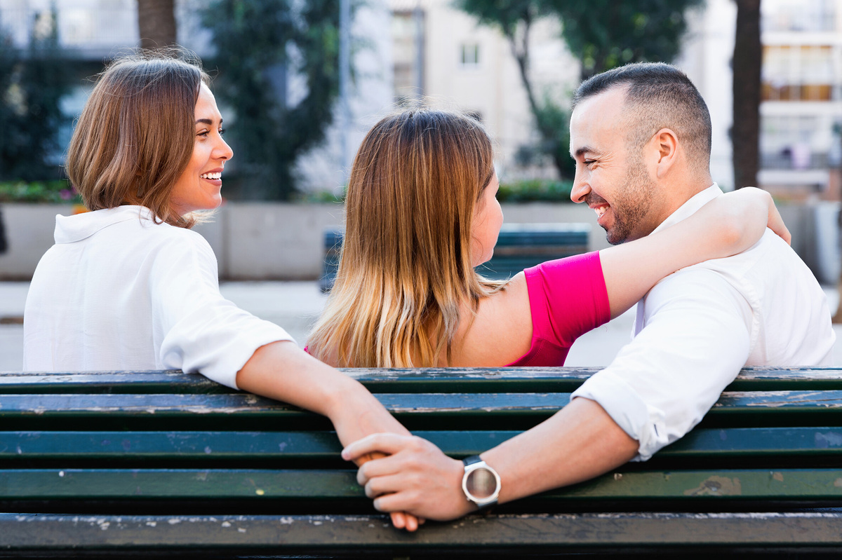 Почему женщины хотят женатых мужчин?