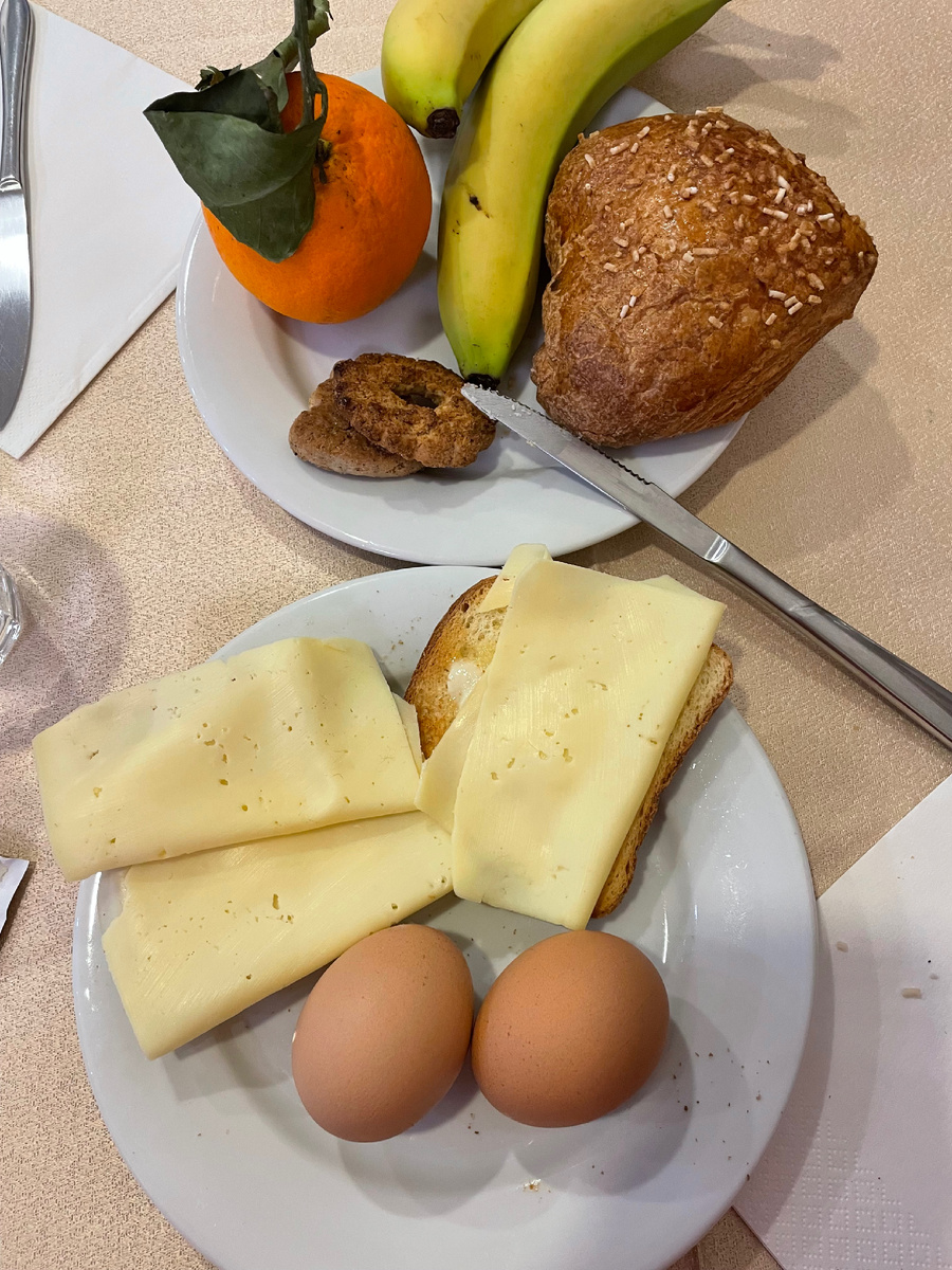 В этот раз взяла попробовать выпечку и 2 кусочка печенья. Это оказалась слойка с яблоком. Печенье интересное- оно похоже на злаковое.