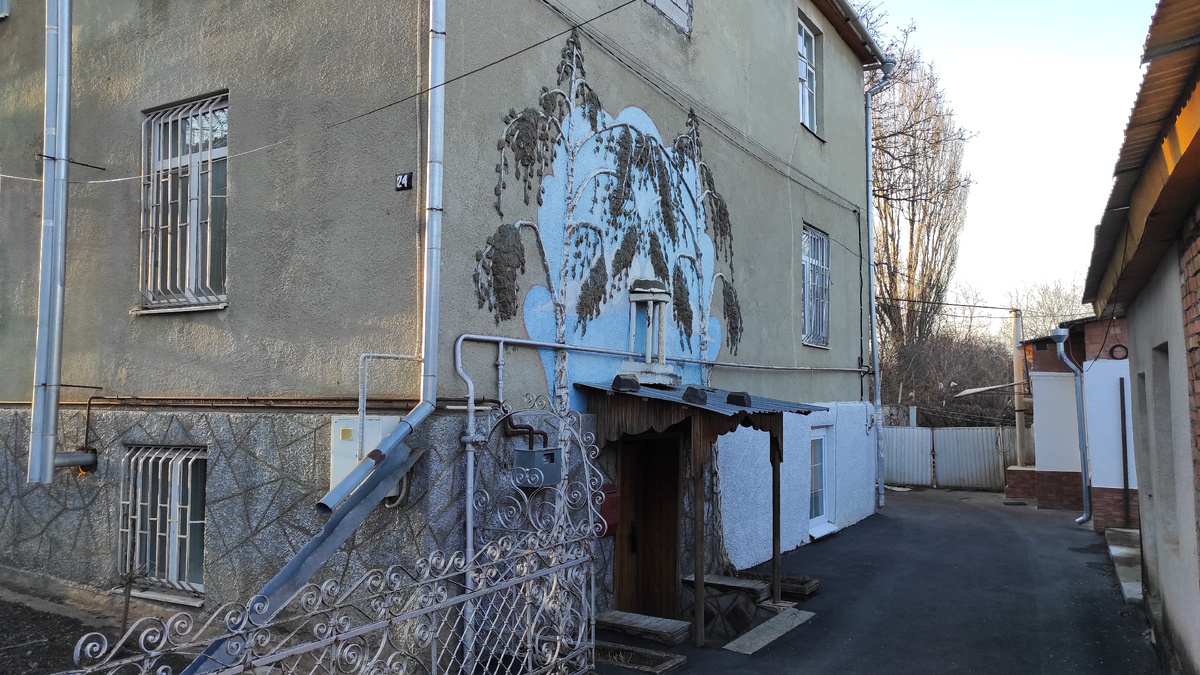 Вот такое 3Д-панно можно найти в одном из дворов Кисловодска. Фото: Кирилл Полиенко/Polienko: путешествуем вдвоём