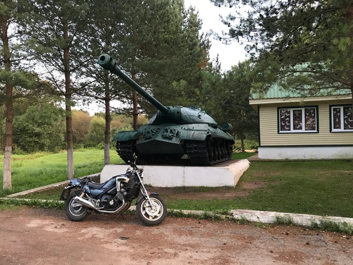 Танк на местах самых кровопролитных боёв севернее Ржева. Знаменитый памятник с Солдатом и журавлями находится южнее Ржева