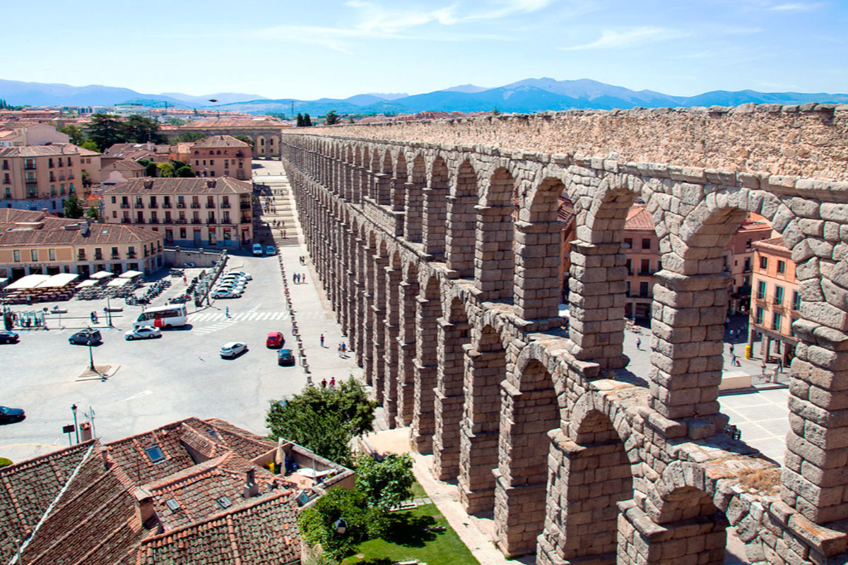 От варварства к цивилизации требуется столетие; от цивилизации к варварству требуется всего один день