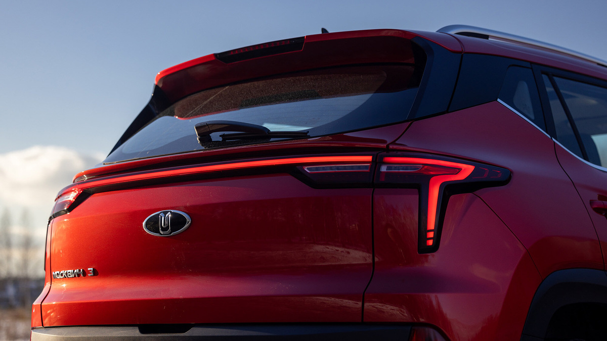 1/8За доплату в 18 000 рублей «Москвич» можно получить в двухцветном исполнении с чёрной крышей