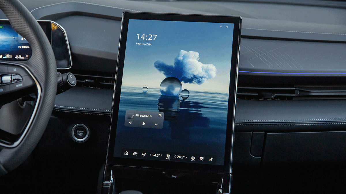 1/5Оформление приборной панели и домашнего экрана медиасистемы не меняется следом за дорожными режимами, хотя характер машины они преображают весьма заметно
