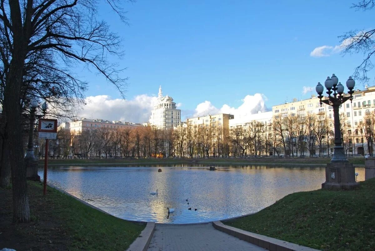    Здесь Воланд бродит.