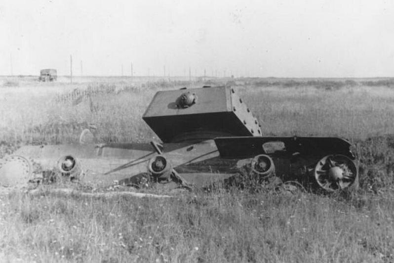 Экранированный танк КВ-1 выпуска июля 1941 года подбитый в районе села Нагово в августе 1941 года 