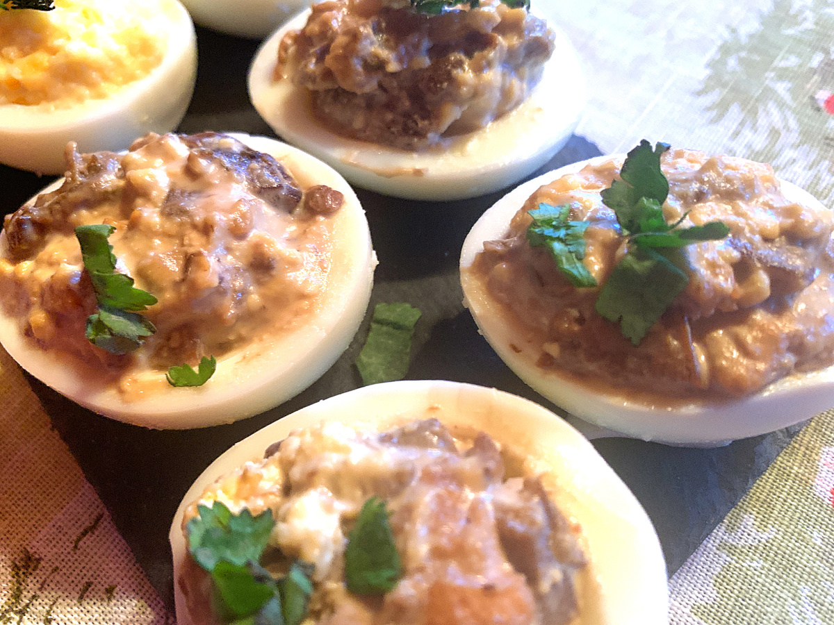 Фото 2 - Яйца, фаршированные грибами;