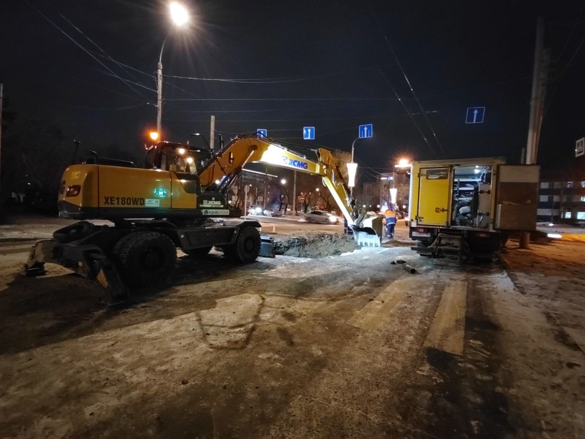     Красноярские коммунальщики всю ночь устраняли аварию на трубопроводе по улице Робеспьера