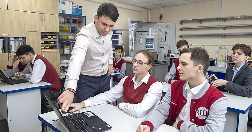 Андрей Червоненко готовит своих учеников к национальной технологической олимпиаде по профилю «Интеллектуальные энергетические системы».