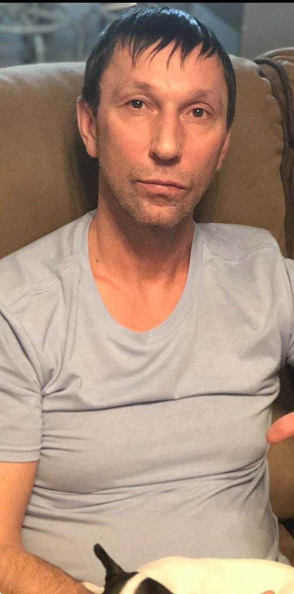 Темные волосы, карие глаза. 