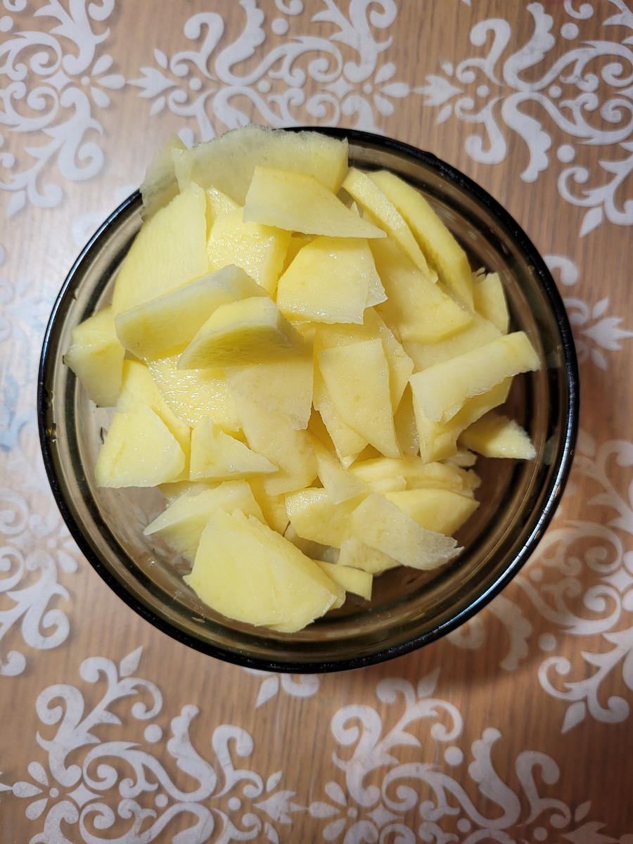 Попалась крупная картошина, это половина 