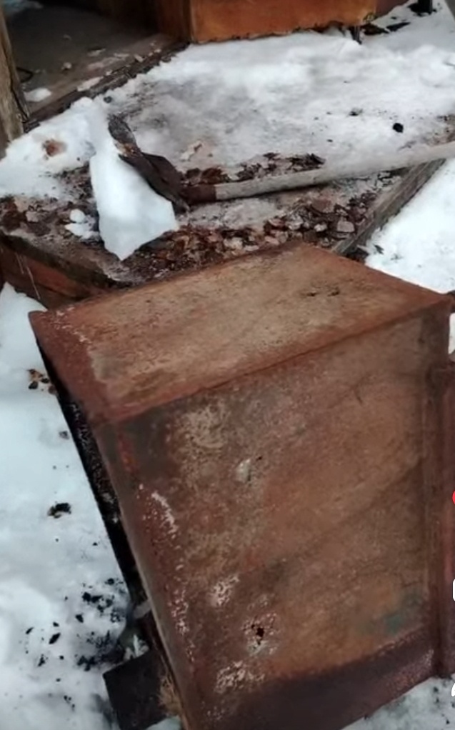 Старый бак сгнил