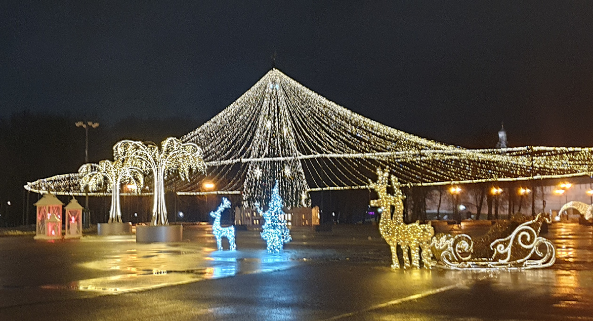 площадь между кремлем и зданием правительства