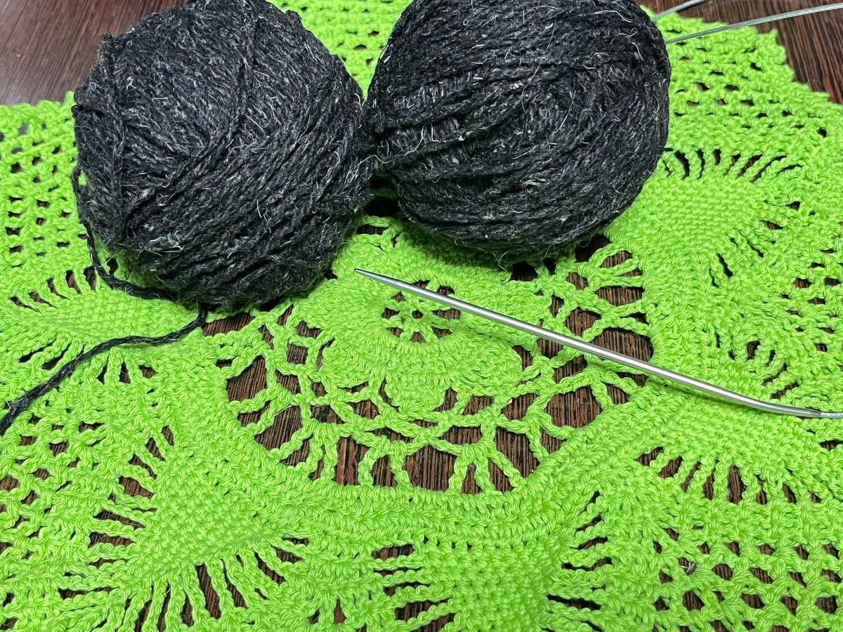 Пряжа подарена мне подписчицей, это овечья шерсть ручного прядения.