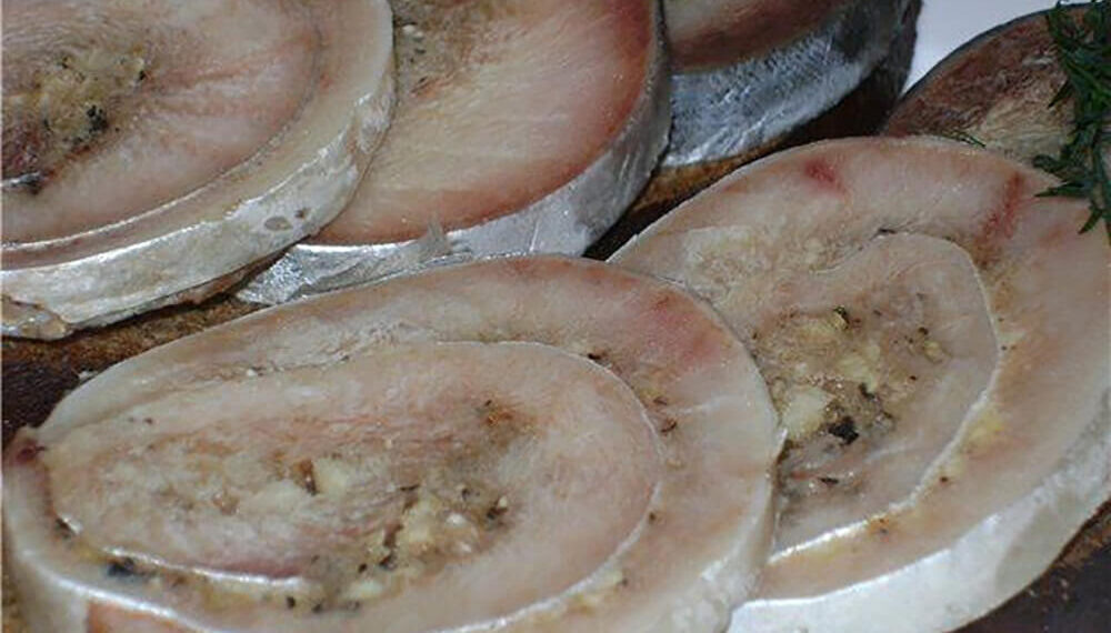Пикантный рулет из скумбрии