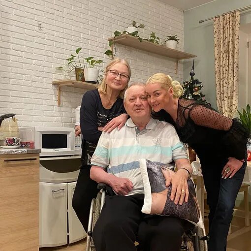    Волочкова со своими родителями, фото: дзен.ру