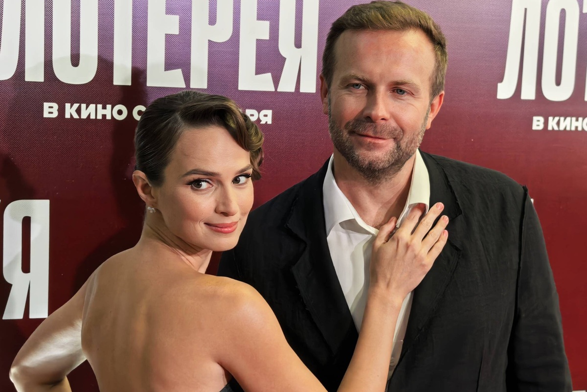     Соня Карпунина появилась на премьере своей комедии с мужем Климом Шипенко, детьми и свекровью