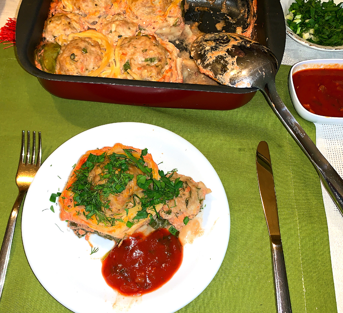 Гнёзда из лапши с фаршем, приготовленные в духовке