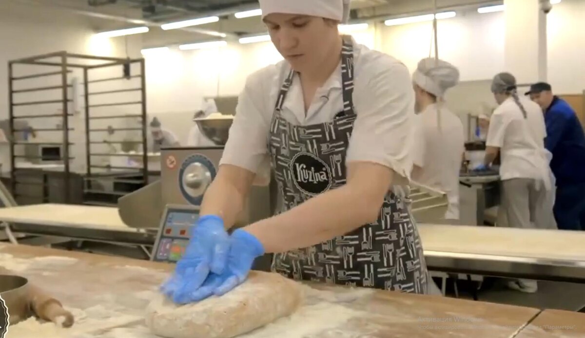 Фирменная одежда поваров с логотипом «Кузины» в глазах ФНС выглядела доказательством налогового нарушения. Кадр презентационного видеоролика компании.