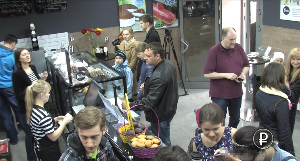 2013 год. Открытие «Кузины» на Морском проспекте, в Новосибирском академгородке. Слева — Евгения Головкова, справа — Эрик Шогрен. Кадр телеканала «Академ ТВ».