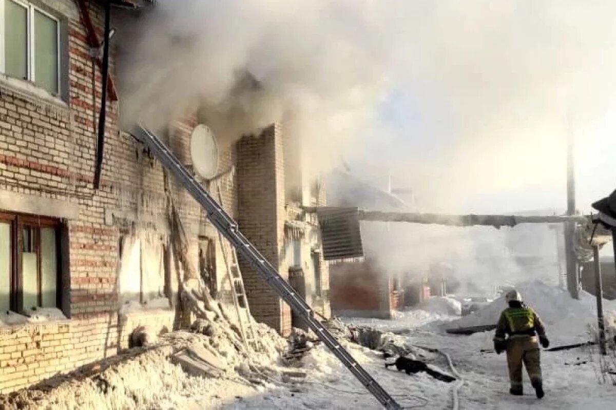   Двухэтажный дом с ФАПом и 11 квартирами сгорел в посёлке Хабаровского края