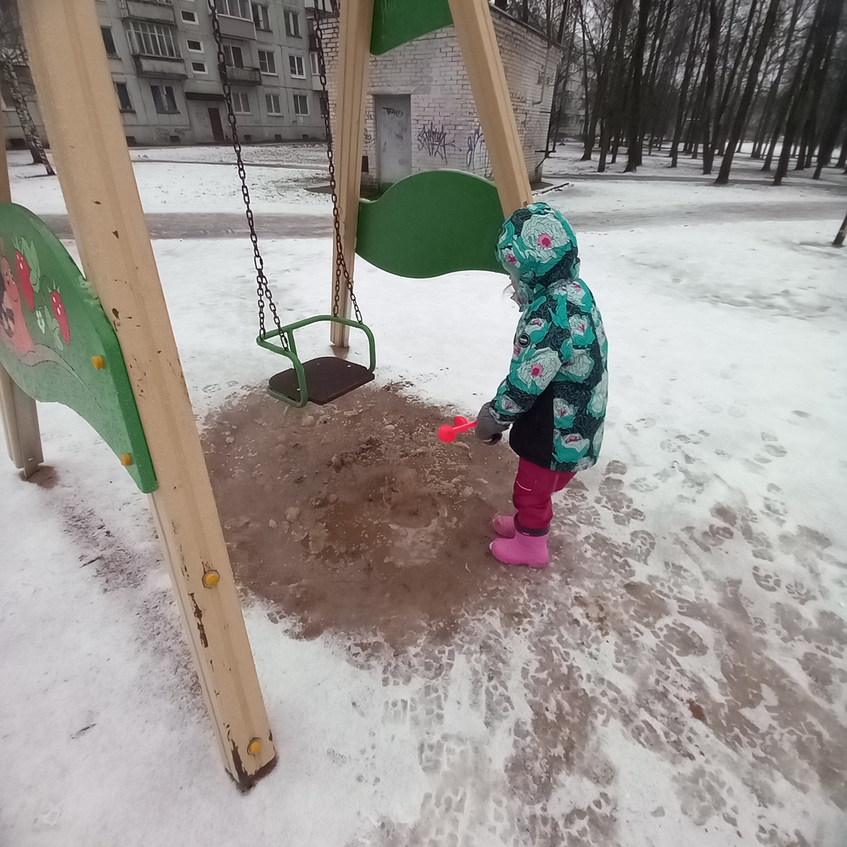 Те самые одинаковые сапоги. Кстати, в садике у девочек тоже такие есть. Только оставляют они обувь под своим шкафчиком. Возможность перепутать - минимальная. 