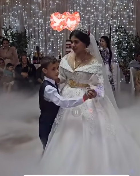 Ей 13, ему 8. Фото: скрин видео тг-канал "Readovka".