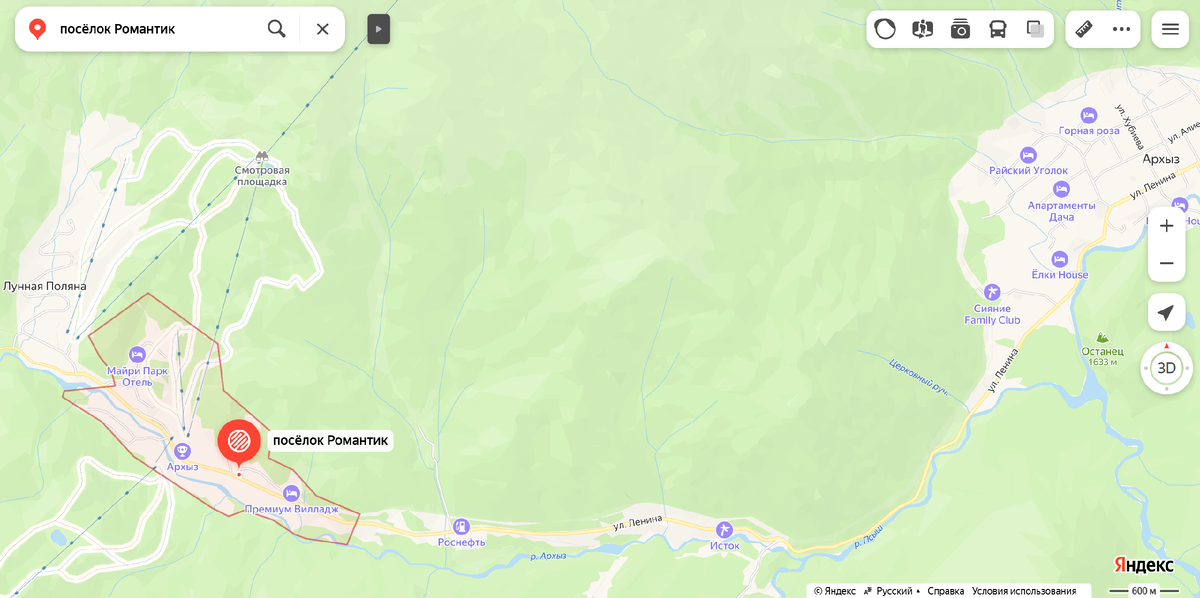 Посёлок Романтик слева, а село Архыз — справа.







