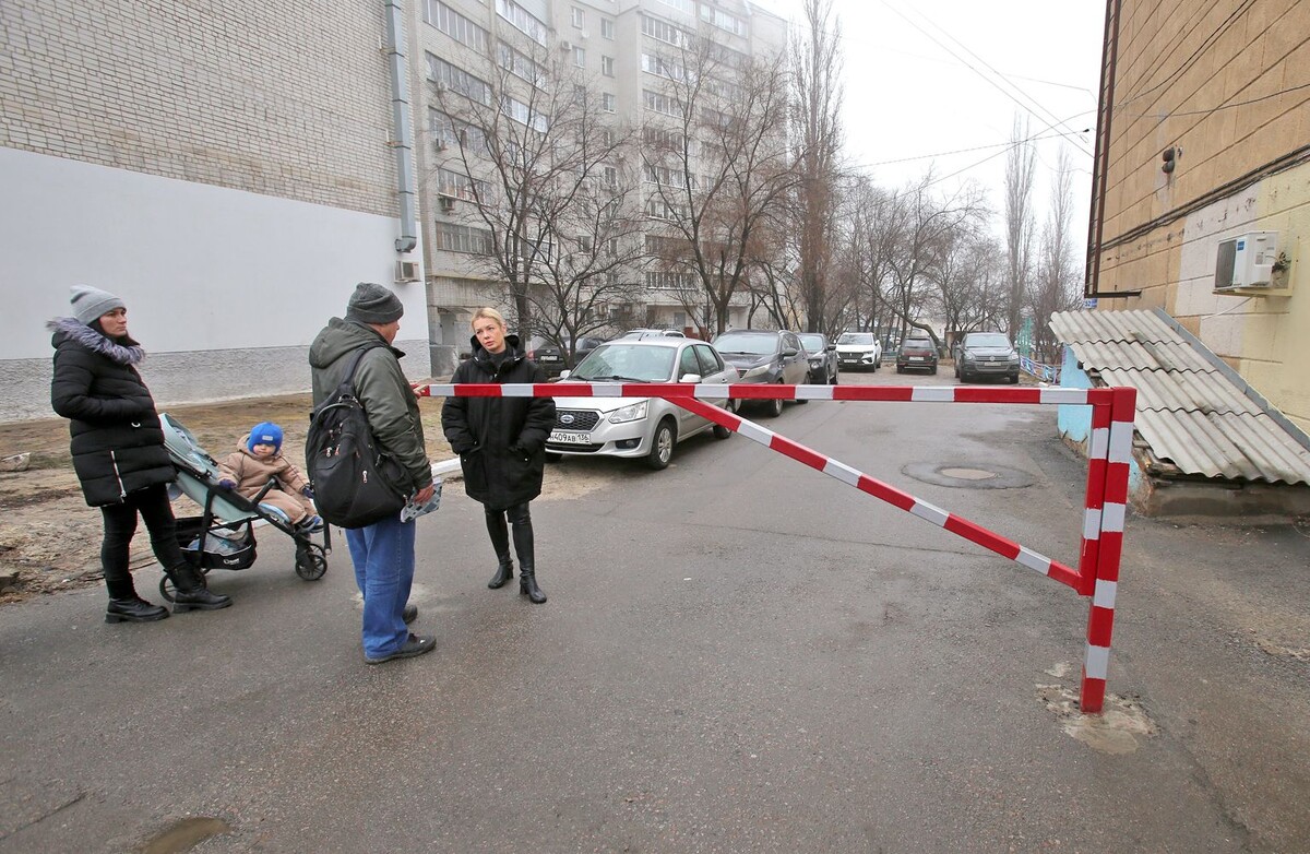 Этот шлагбаум будет снесён, если жильцы домов не оформят необходимые документы  📷
