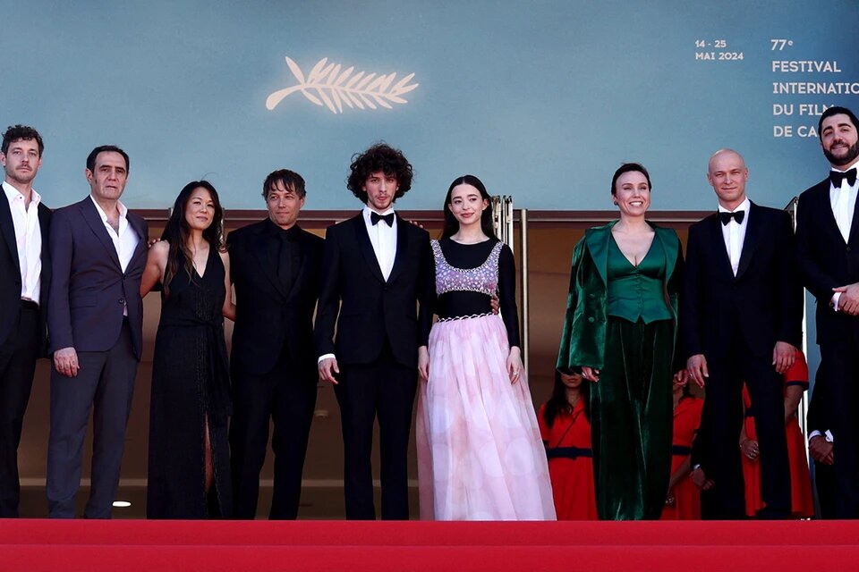 Актеры и режиссер Шон Бейкер на сцене Каннского фестиваля, май  2024 года. Фото - Яндекс-картинки