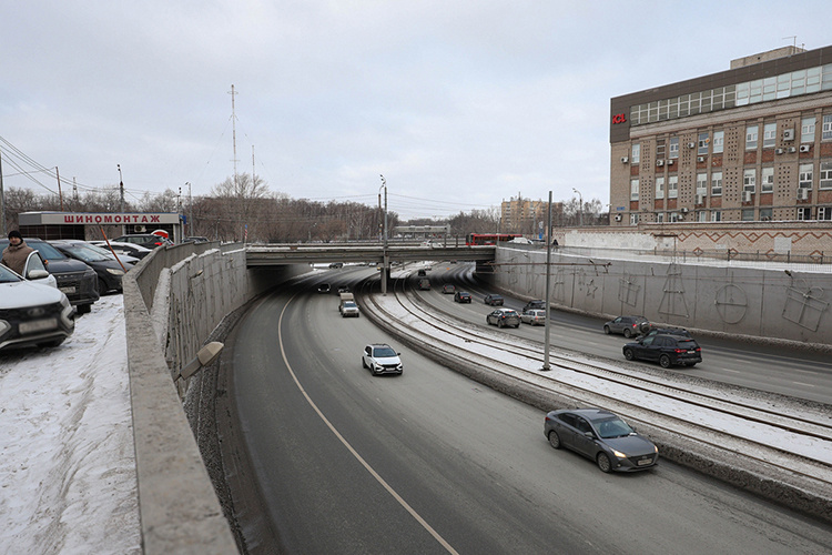    Пробки, нервные автомобилисты, пассажиры общественного транспорта и пешеходы — так нередко выглядит ситуация близ транспортно-пересадочного узла «Компрессорный»..   
Фото: Андрей Титов