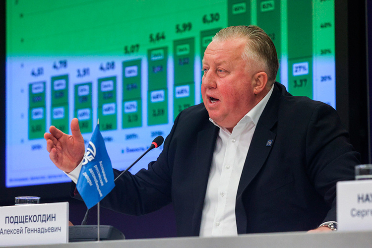    Алексей Подщеколдин: «В России 55 миллионов автомобилей, из которых примерно 15 миллионов стоят (зарегистрированы, но не на ходу), а 39 миллионов регулярно передвигаются. При этом 72 процента автопарка России — это автомобили старше 10 лет».   
Фото: «БИЗНЕС Online»