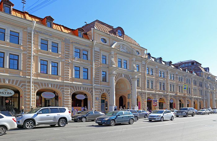    Апраксин двор — один из крупнейших исторических торговых центров Санкт-Петербурга. Фото: Григорий Писоцкий/Фотобанк Лори