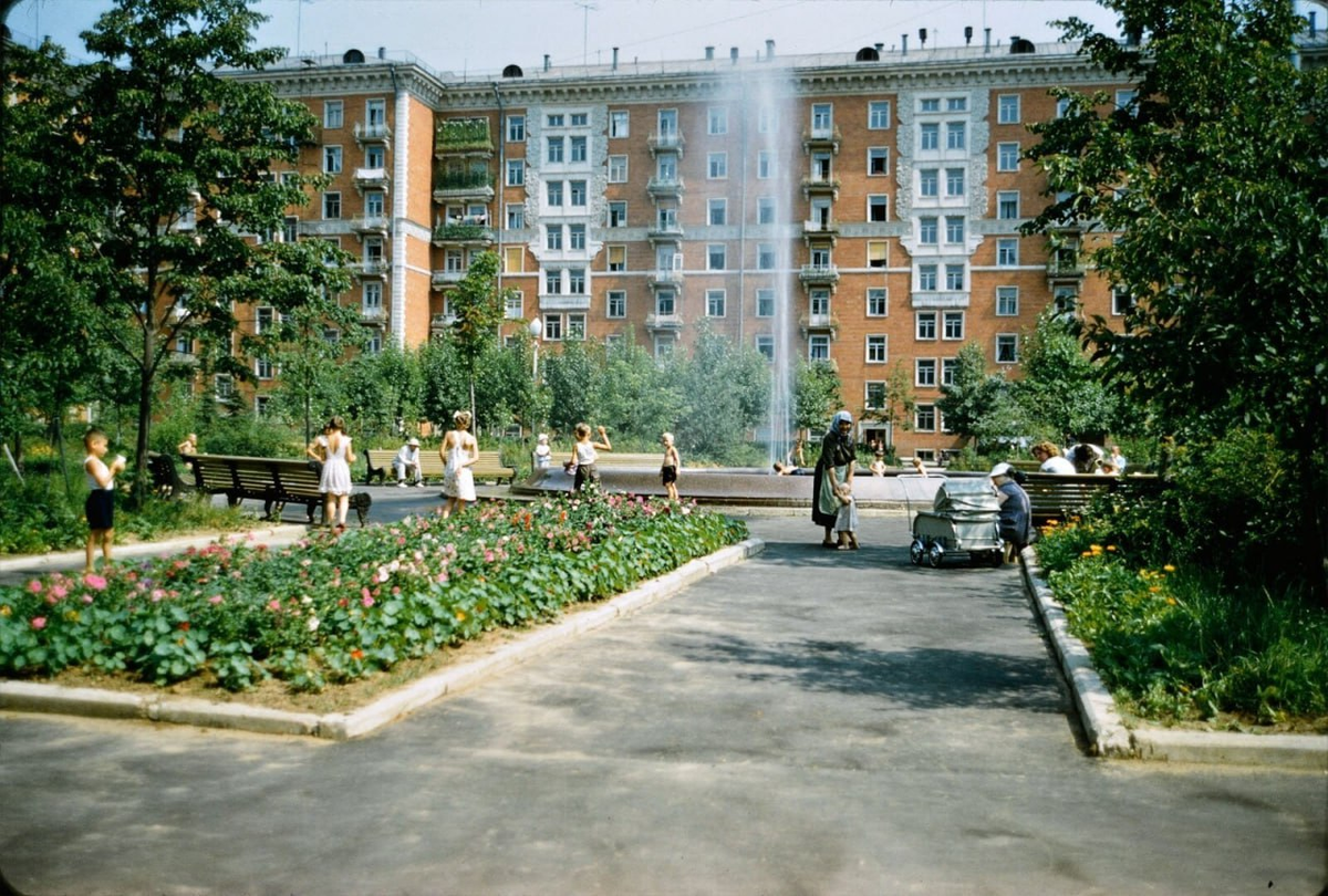 Двор "сталинки". Москва, 1960-е. Автор: Джон Уильям Репс.