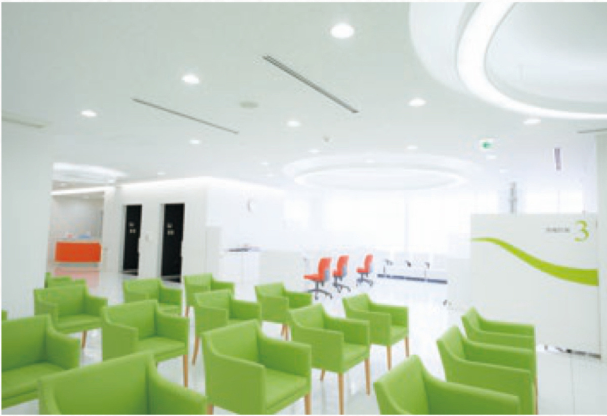 Мысленно нарисуйте на этих стульях одинаково одетых людей, ждущих «рейс». Так это выглядело.