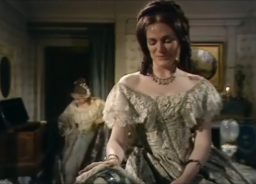 Эта Маргарет скорее похожа на Фанни Торнтон своими локонами, ленточками, оборочками и кружевами.