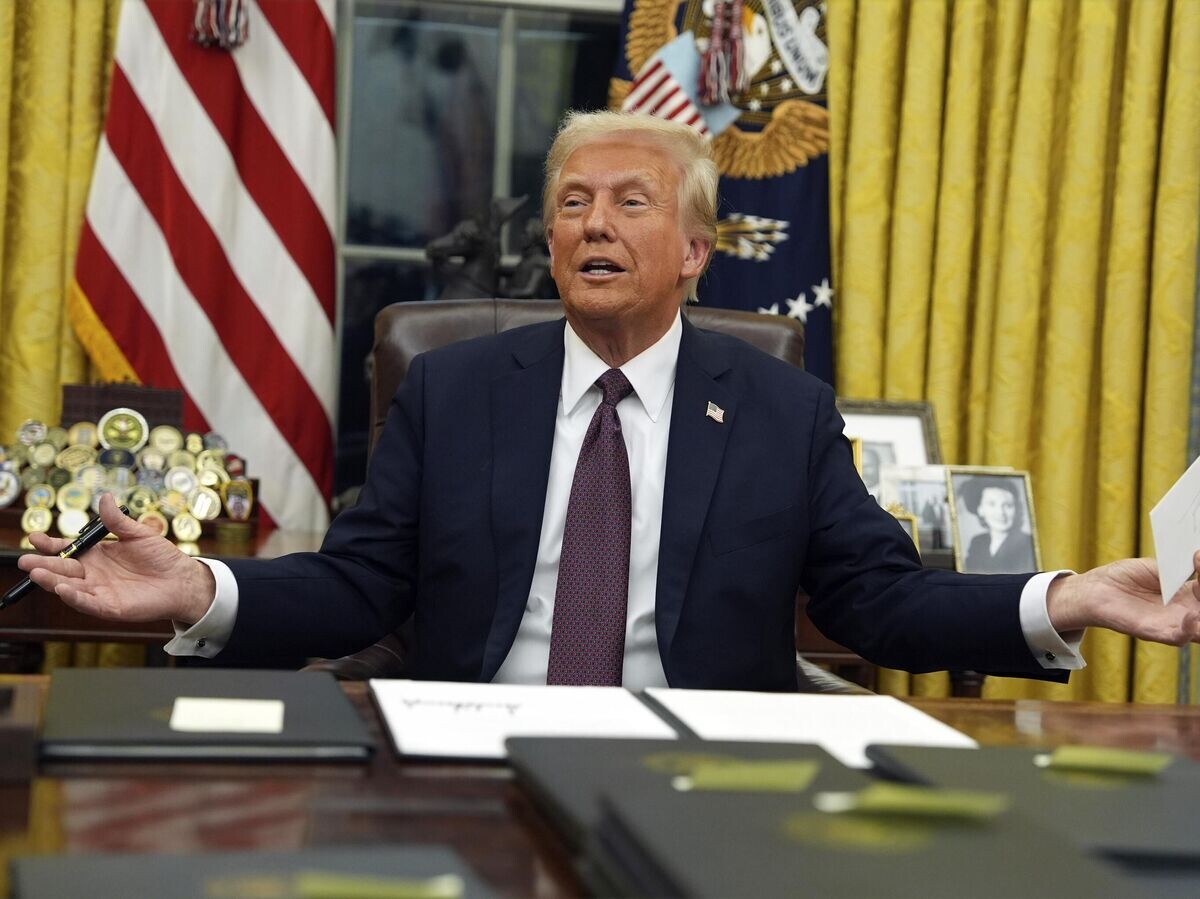    Вступивший в должность президента США Дональд Трамп во время подписания указов в Овальном кабинете Белого дома. 20 января 2025© AP Photo / Evan Vucci