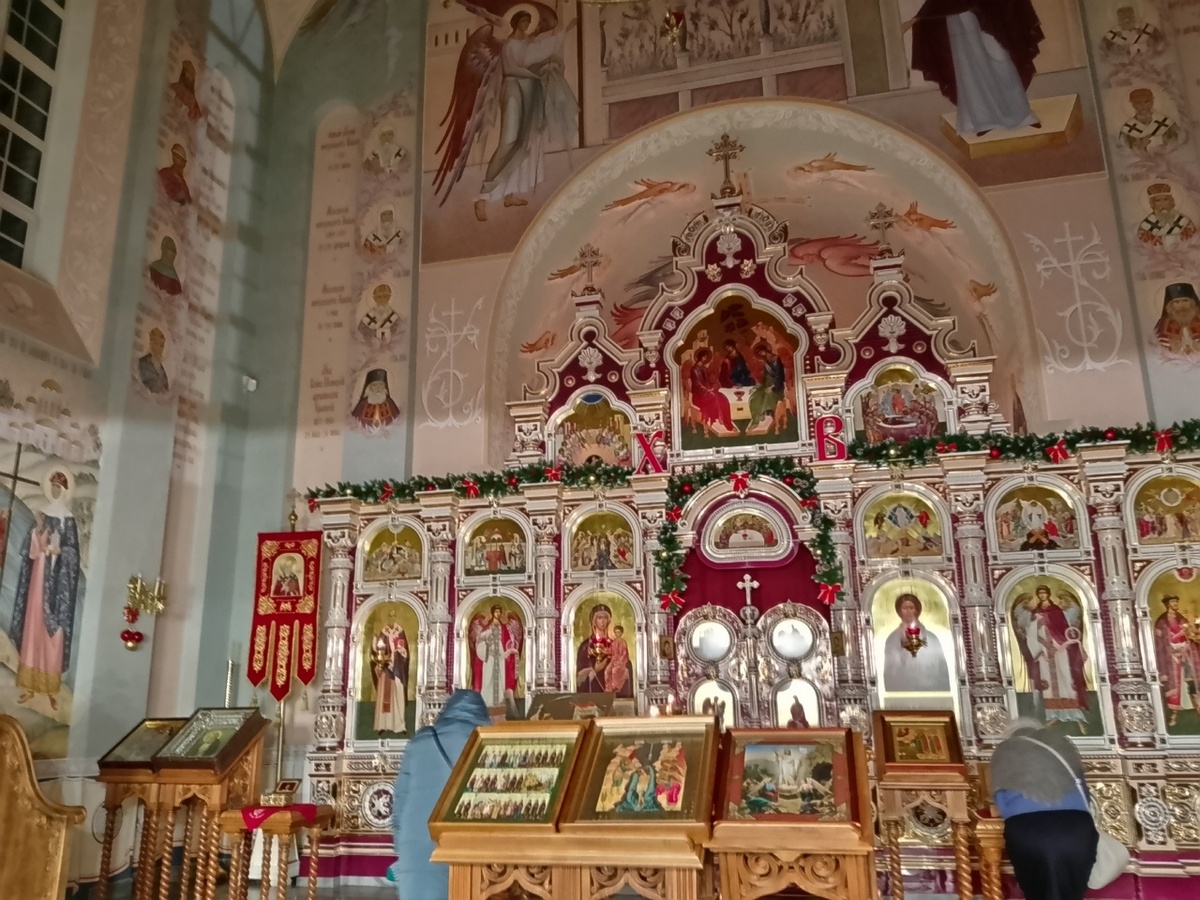 смотрите в галерее убранство храма