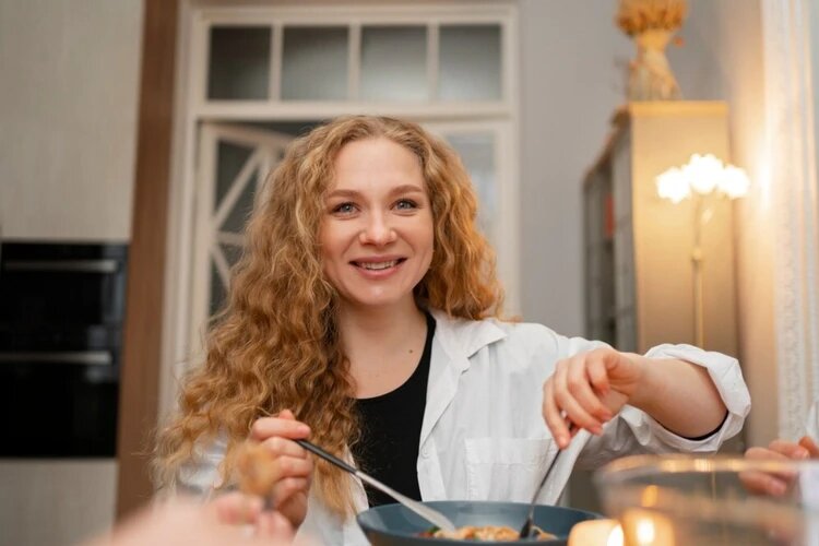 Умение вкусно готовить — большой плюс в глазах любой женщины. Фото: https://ru.freepik.com/