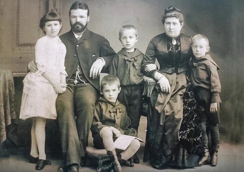 Иван Дмитриевич Сытин с семьей (конец XIX века)