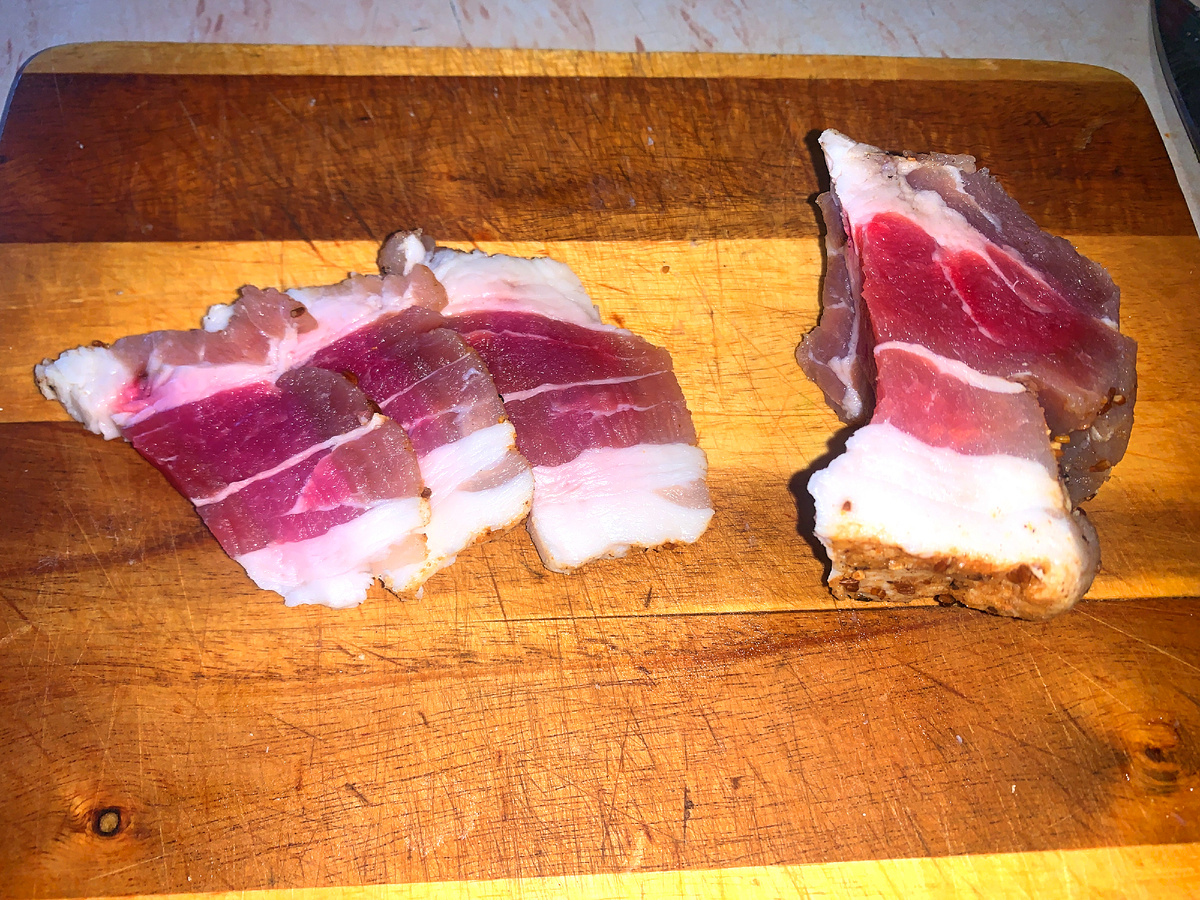 Пробуем вместе грудинку из банки