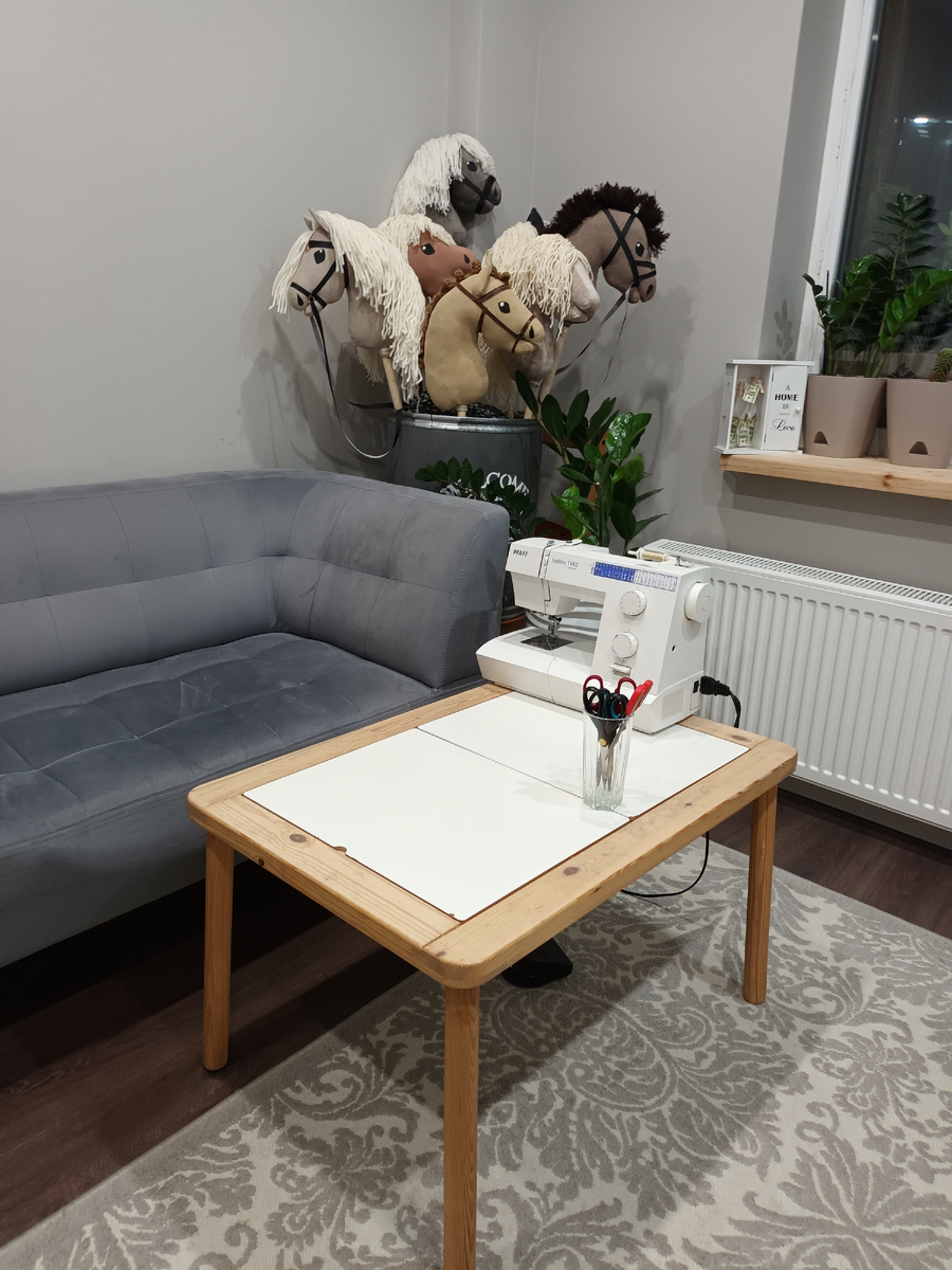 Подготовленное место для шитья лошади на палке.