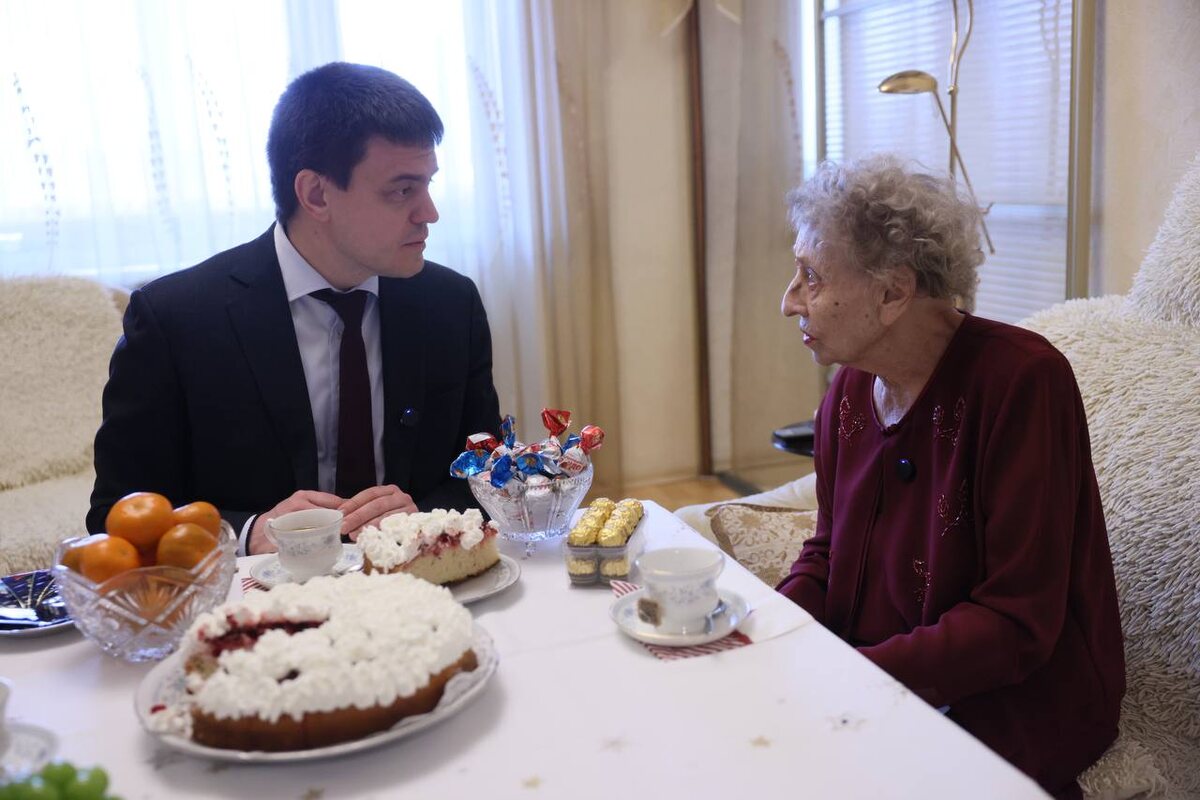     Михаил Котюков поздравил жительницу Красноярска со столетием
