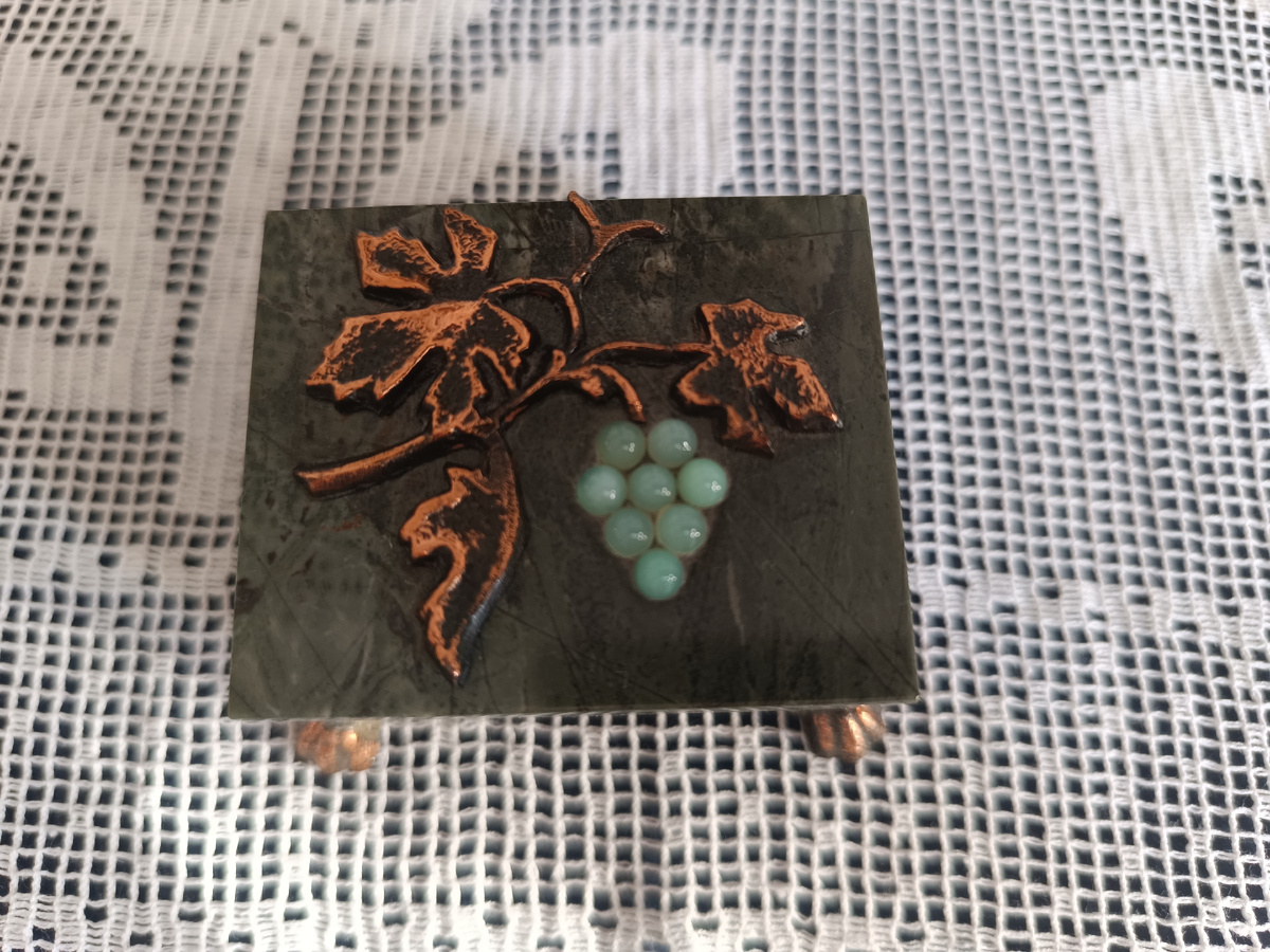 Осн материал :яшма,мельхиор