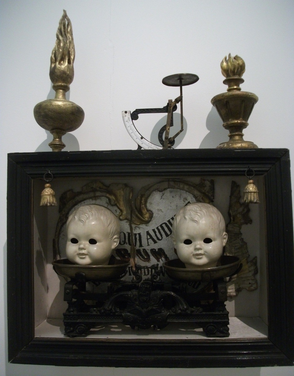 Термин «ассамбляж« возник от французского слова assemblage — «соединение», «монтаж». Его ввёл художник Жан Дюбюффе в 1950-х годах. Ассамбляжи – это пространственные композиции, составленные из объёмных предметов и их обломков.