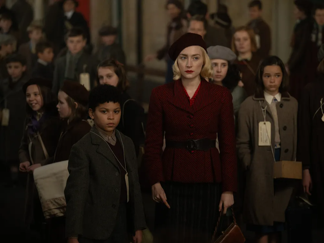 Эллиот Хеффернан (слева) и Сирша Ронан (справа) изображают мать и сына в новом фильме Стива Маккуина «Блиц».