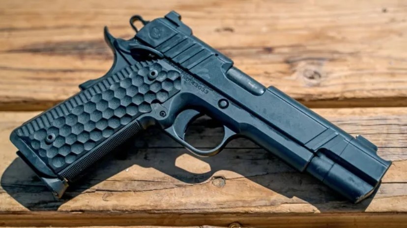 Пистолет Nighthawk Custom Fire Hawk.