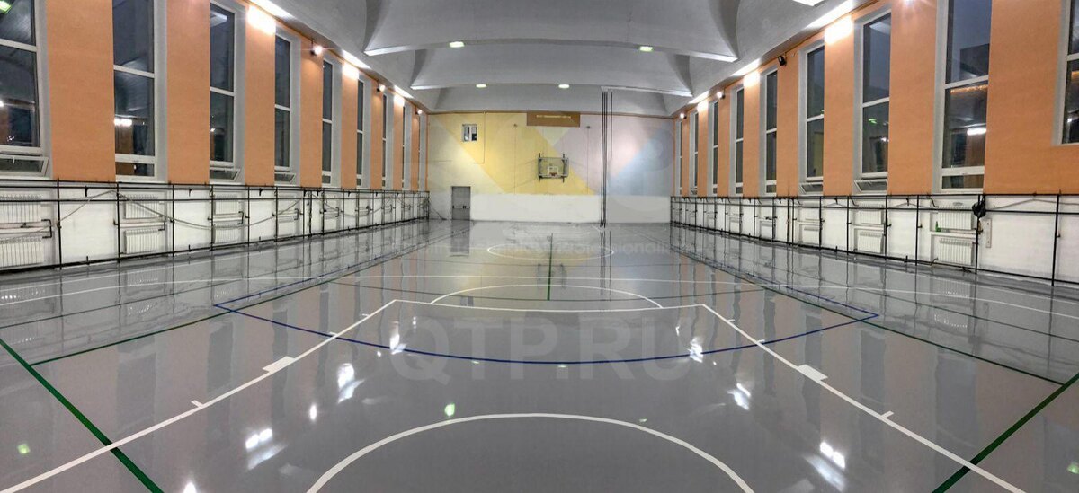 Современное эластичное полиуретановое спортивное покрытие QTP 2031 в спортивном зале школы №1520 в Москве