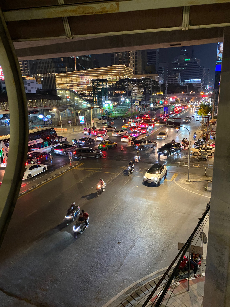 Вид из надземного перехода на перекрёсток у отеля