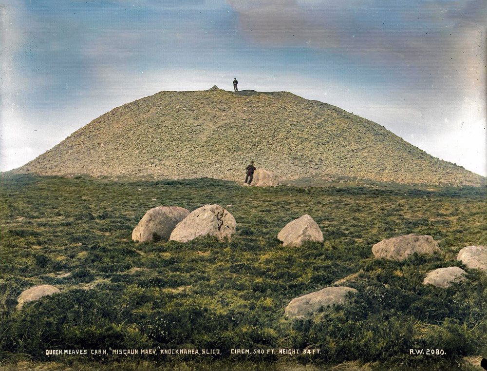 Курган королевы Медв. Внутри него находится коридорная гробница - не разграбленная и не изученная. До Нового времени НьюГрейндж выглядел примерно так. Фотограф Robert Welch, © NMNI.