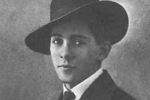 Ледя успевал играть в симфоническом оркестре на скрипке, в духовом – на трубе, а в оркестре народных инструментов – на балалайке